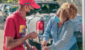 An exchange of goods at a Programa REDES distribution event in Puerto Rico.