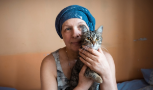 Woman and her cat in Berehove, Ukraine, 2022. Photo courtesy of the ACT Alliance.