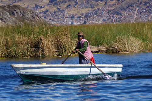 peru-lady-in-boat